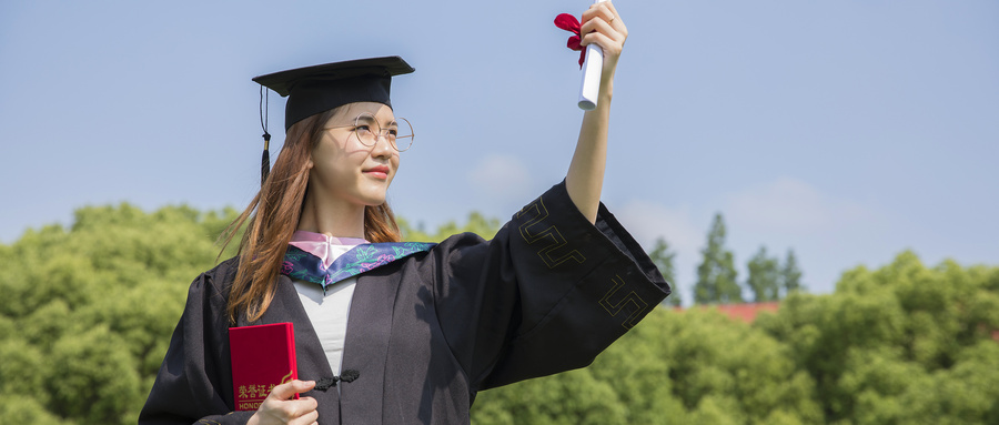 摄图网_500909323_wx_女学生大学毕业了(企业商用).jpg 摄图网_500909323_wx_女学生大学毕业了(企业商用).jpg