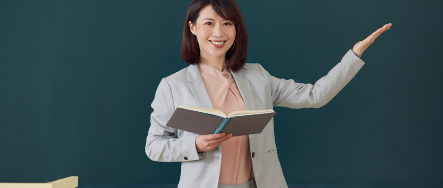 摄图网_501628248_wx_女教师授课形象(企业商用).jpg 摄图网_501628248_wx_女教师授课形象(企业商用).jpg